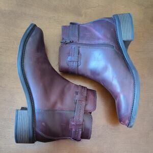 Clarks Women’s Maye Ease Booties Size 9M Burgundy Leather Side Zip Low Heel